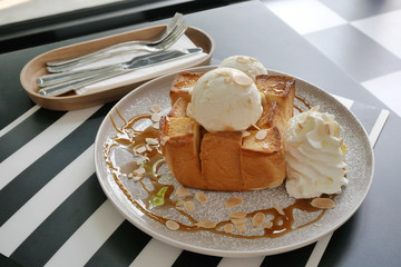 Almond honey toast with vanila ice-cream.