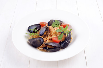 Spaghetti in Tomatensauce mit gekochten Miesmuscheln