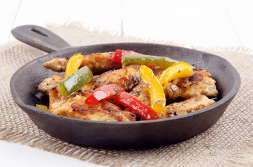 gegrillte Hähnchenfiletstreifen mit Paprika