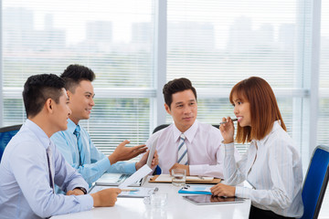 Fototapeta premium Explaining business ideas