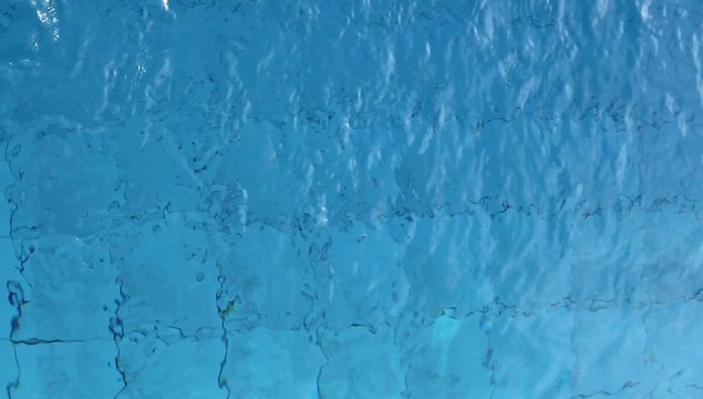 Wasser bewegt sich im Swimmingpool  im Urlaub