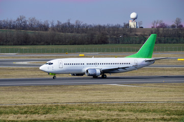 Passagierflugzeug am Rollfeld