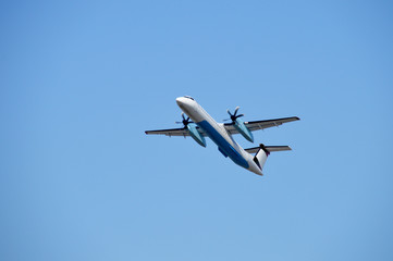 Aufsteigendes Propellerflugzeug