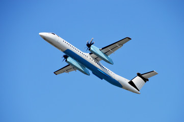 Aufsteigendes Propellerflugzeug