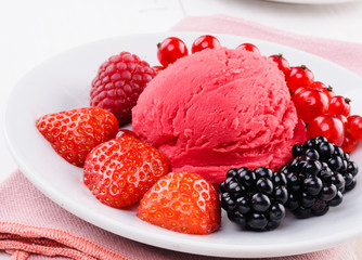 Gelato con frutti di bosco, close-up
