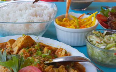 carri de daurade, achards, rougail, riz blanc, grains