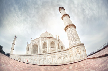 Obraz premium Woman in red near Taj Mahal