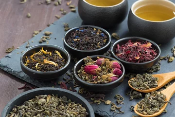 Crédence de cuisine en verre imprimé Theé assortiment de thés séchés parfumés et de thé vert, gros plan