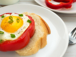 Fried egg in the bell pepper