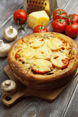 Pie with mushrooms and tomatoes