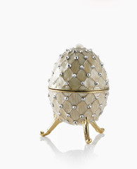 Faberge Ei auf wei&szlig;em Hintergrund