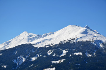 Fototapeta na wymiar berg mit schnee, alpen