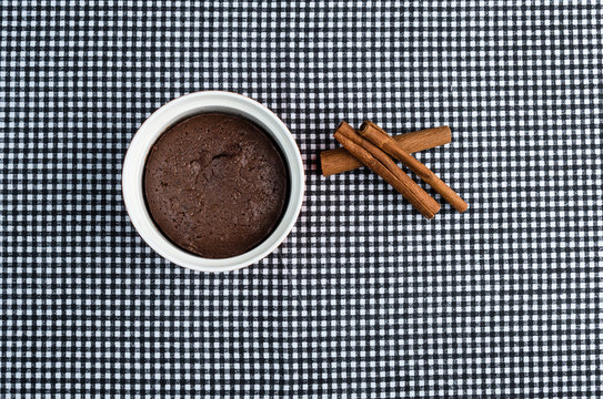 suflet na stole z obrusem, widok z g&oacute;ry