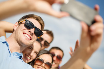 Obraz premium group of friends taking selfie with cell phone