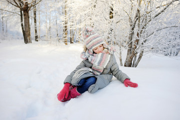 Fototapeta na wymiar Adorable little girl in winter park