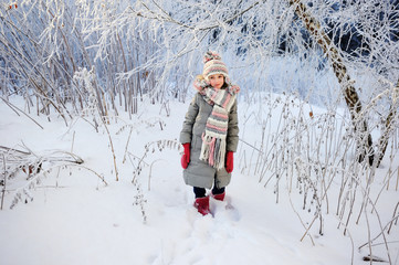 Fototapeta na wymiar Adorable little girl in winter park