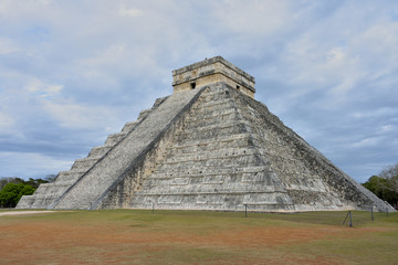 Fototapeta na wymiar Pyramid Kukulcan Chichen Itza