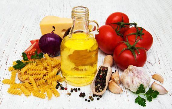 tomatoes, fusilli, garlic and olive oil