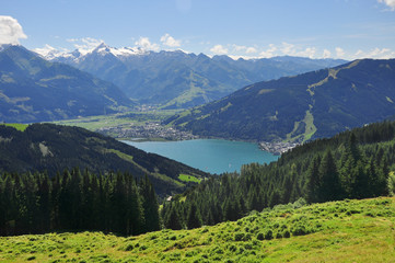 View of Zell am See and Lake Zell, with the mountains Schmittenhoehe and Kitzsteinhorn in the background. Salzburger Land, Salzburg, Austria