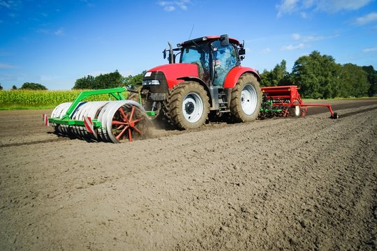 Roter Schlepper mit Dillmaschine