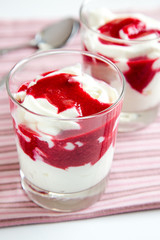 Weisse Mousse mit Himbeersoße