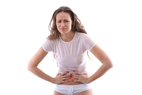 Frau mit Bauchschmerzen (weisser Hintergrund)