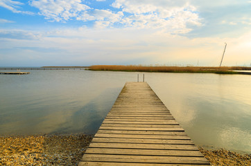 Obraz premium Drewniane molo nad jeziorem Neusiedlersee wiosną, Burgenland, Austria