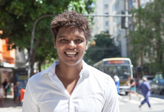 Fröhlicher Latino in Rio de Janeiro