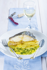 Bacalao asado con patatas y vino blanco para acompañar