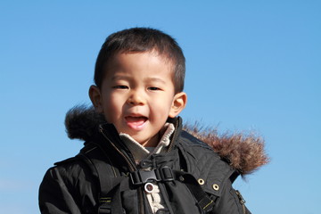 幼児(3歳児)の笑顔と青空