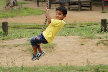 ターザンロープで遊ぶ幼児(3歳児)