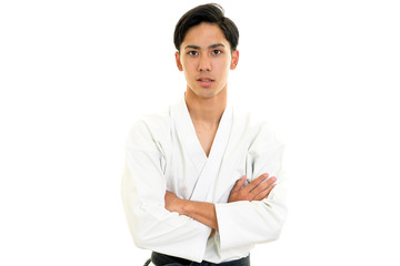 空手着を着た青年