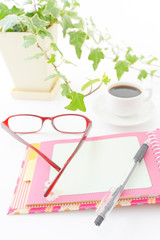 ノートとペンとメガネ