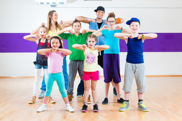 Tanzlehrer gibt Kindertanzen Zumba Fitness in Tanzstudio