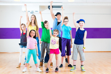 Tanzlehrer gibt Kindertanzen Zumba Fitness in Tanzstudio