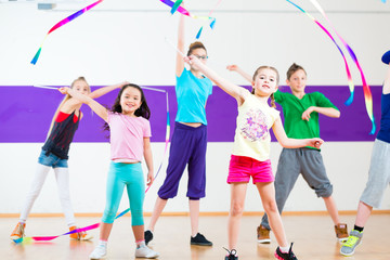 Obraz premium Kinder trainieren in Tanzschule