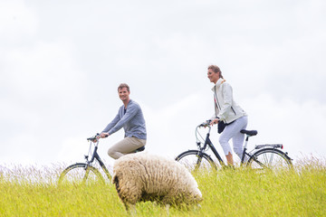 Paar bei Küsten Fahrrad tour am Deich 