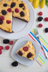 Schokoladen Käsekuchen mit Beeren