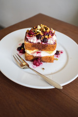 Sponge cake topping with berry and nut