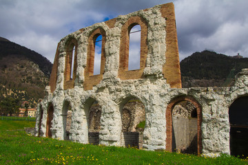 Fototapeta na wymiar Rovine di un antico teatro