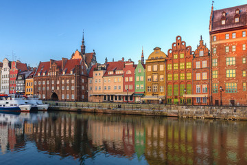 Obraz premium Dawn view across Polish Motlawa river on old town of Gdansk