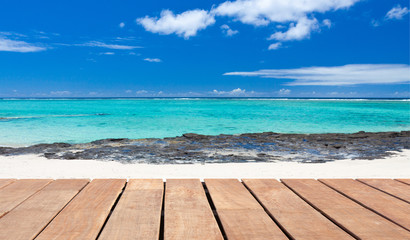 planches sur plage de Rodrigues, île Maurice © Unclesam