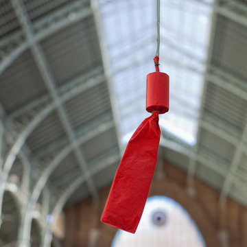 Petardo rojo en Mercado de Col&oacute;n