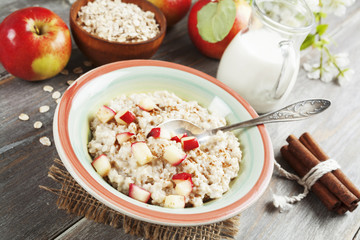 Porridge with cinnamon and caramelized apples
