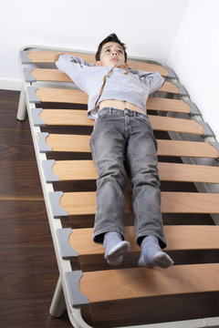 Ni&ntilde;o tumbado en somier