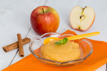 Apfelmus mit Zimt und orangenen Löffel