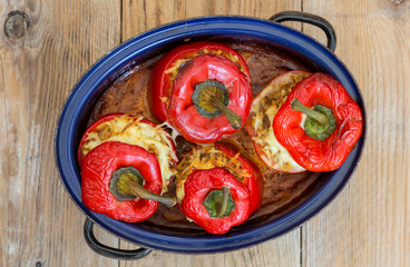 Gefüllte Paprika mit Hackfleisch Sauce und Käse überbacken