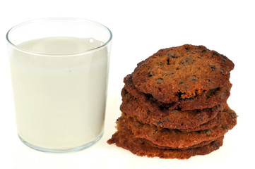 Des cookies et un verre de lait