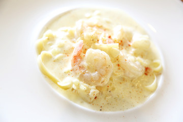 spaghetti cream sauce with shrimp