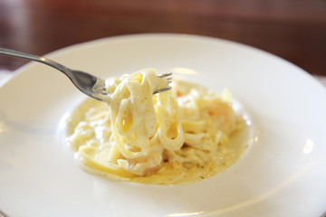 spaghetti cream sauce with shrimp